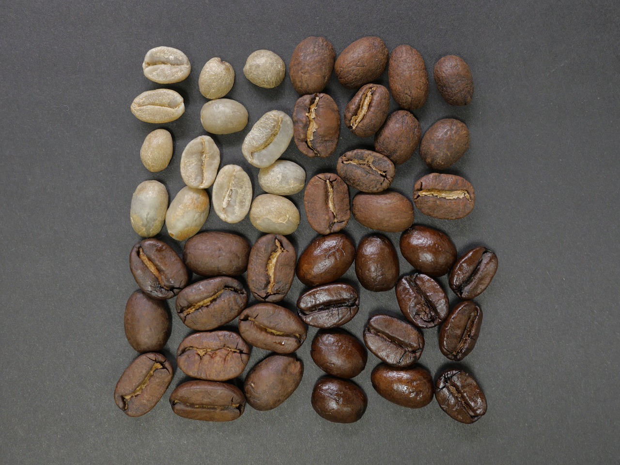 chicchi-di-caffe-selezionati-all-origine-varie-miscele-e-tipologie-arabica-e-robusta-da-vari-paesi-del-mondo-per-creare-miscele-di-alta-qualità-lavorati-artigianalmente